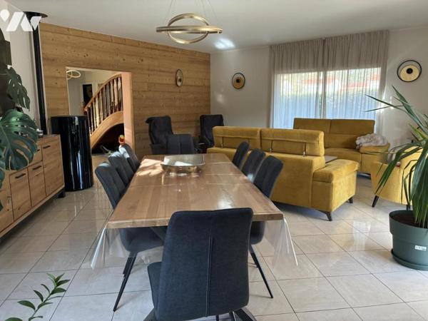 Belle maison avec piscine sur terrain entièrement paysagé
