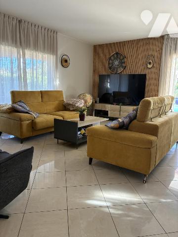 Belle maison avec piscine sur terrain entièrement paysagé