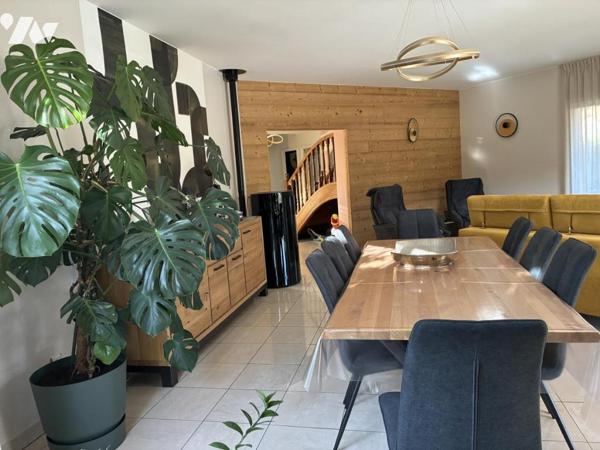 Belle maison avec piscine sur terrain entièrement paysagé