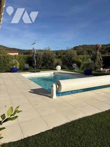 Belle maison avec piscine sur terrain entièrement paysagé