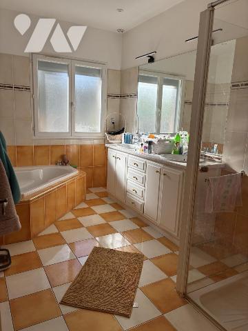 Belle maison avec piscine sur terrain entièrement paysagé