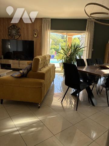 Belle maison avec piscine sur terrain entièrement paysagé