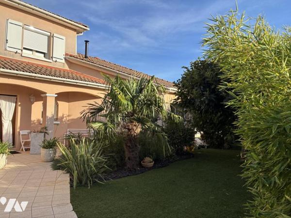 Belle maison avec piscine sur terrain entièrement paysagé