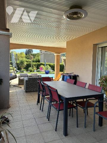 Belle maison avec piscine sur terrain entièrement paysagé
