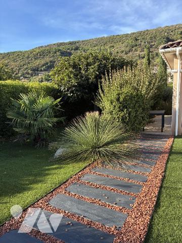 Belle maison avec piscine sur terrain entièrement paysagé
