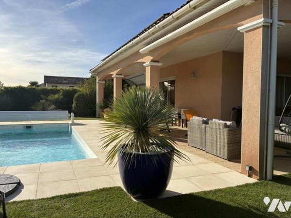 Belle maison avec piscine sur terrain entièrement paysagé
