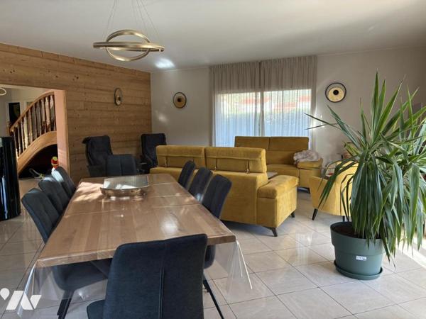 Belle maison avec piscine sur terrain entièrement paysagé