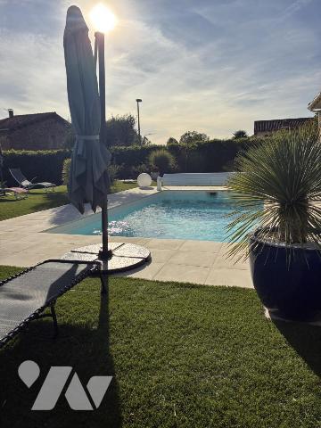 Belle maison avec piscine sur terrain entièrement paysagé