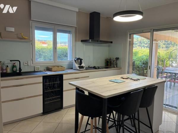 Belle maison avec piscine sur terrain entièrement paysagé