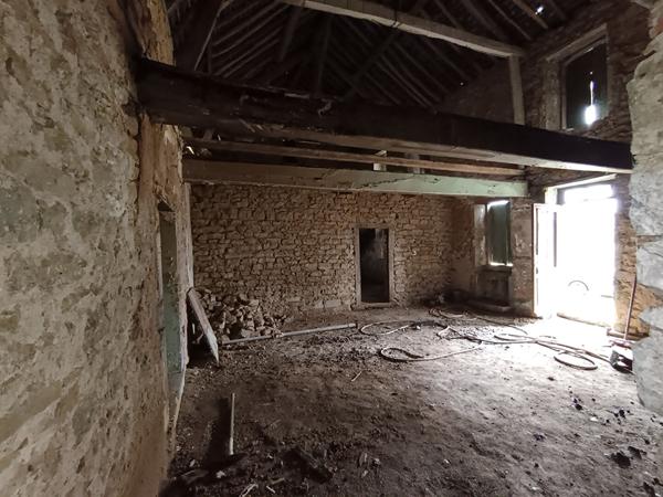 EN VENTE - BICHES, PROCHE CHATILLON EN BAZOIS, 2 H 30 PARIS Maison ancienne .