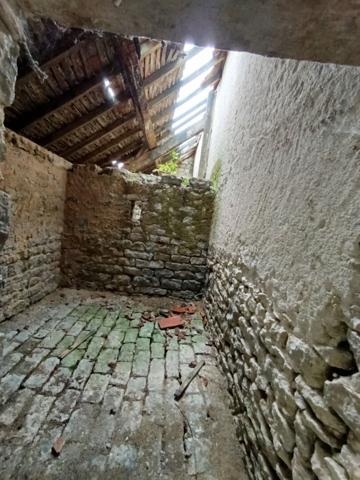 EN VENTE - BICHES, PROCHE CHATILLON EN BAZOIS, 2 H 30 PARIS Maison ancienne .