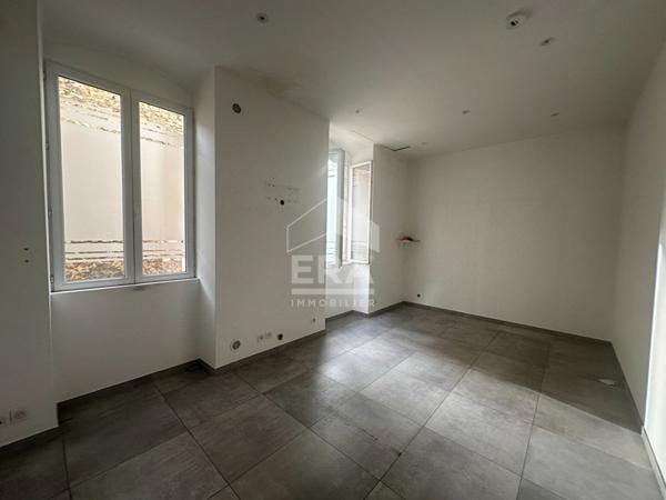 A VENDRE 83470 SAINT MAXIMIN LA SAINTE BAUME IMMEUBLE SUR DEUX ETAGES 145 M² AVEC ASCENCEUR