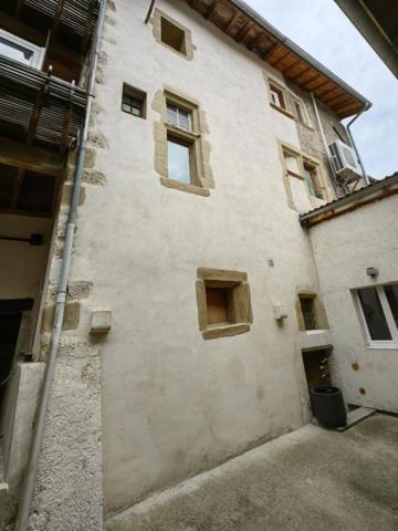 BELLE MAISON DE VILLAGE - 5 P- 138 M² A SAISIR