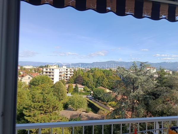 A proximité du centre ville de Romans sur Isère, appartement T4 située au 6 ème étage avec ascenseur
dans une copropriété sécurisée.
L'entrée dessert la pièce de vie de 31 m2 donnant accès au balcon avec une belle vue sur le Vercors.
Cuisine équipée et aménager d'environ 10 m2 changer il y a deux ans et un cellier avec des rangements,
3 chambres de 10 m2, 11 m2 et 10 m2 toutes avec un placard intégrer, un wc, une salle de douche entièrement rénover et un dressing dans le couloir .
Une cave vient compléter ce bien avec une place de parking privative et possibilité de louer un garage.
Système de chauffage au sol collectifs compris dans les charges de copropriétés.