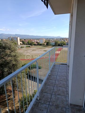 A proximité du centre ville de Romans sur Isère, appartement T4 située au 6 ème étage avec ascenseur
dans une copropriété sécurisée.
L'entrée dessert la pièce de vie de 31 m2 donnant accès au balcon avec une belle vue sur le Vercors.
Cuisine équipée et aménager d'environ 10 m2 changer il y a deux ans et un cellier avec des rangements,
3 chambres de 10 m2, 11 m2 et 10 m2 toutes avec un placard intégrer, un wc, une salle de douche entièrement rénover et un dressing dans le couloir .
Une cave vient compléter ce bien avec une place de parking privative et possibilité de louer un garage.
Système de chauffage au sol collectifs compris dans les charges de copropriétés.