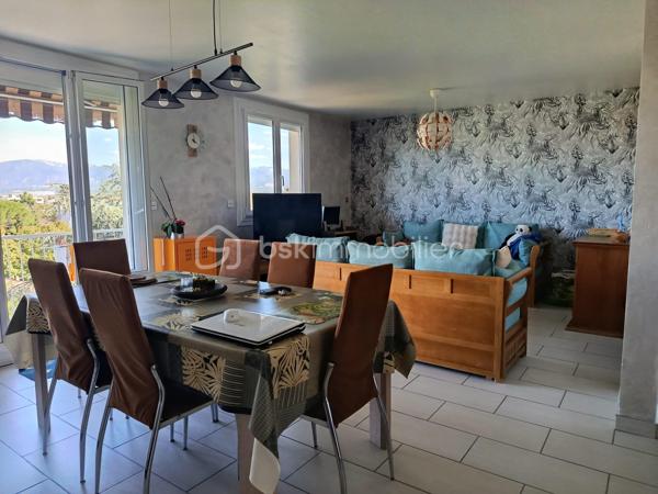 A proximité du centre ville de Romans sur Isère, appartement T4 située au 6 ème étage avec ascenseur
dans une copropriété sécurisée.
L'entrée dessert la pièce de vie de 31 m2 donnant accès au balcon avec une belle vue sur le Vercors.
Cuisine équipée et aménager d'environ 10 m2 changer il y a deux ans et un cellier avec des rangements,
3 chambres de 10 m2, 11 m2 et 10 m2 toutes avec un placard intégrer, un wc, une salle de douche entièrement rénover et un dressing dans le couloir .
Une cave vient compléter ce bien avec une place de parking privative et possibilité de louer un garage.
Système de chauffage au sol collectifs compris dans les charges de copropriétés.