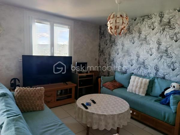 A proximité du centre ville de Romans sur Isère, appartement T4 située au 6 ème étage avec ascenseur
dans une copropriété sécurisée.
L'entrée dessert la pièce de vie de 31 m2 donnant accès au balcon avec une belle vue sur le Vercors.
Cuisine équipée et aménager d'environ 10 m2 changer il y a deux ans et un cellier avec des rangements,
3 chambres de 10 m2, 11 m2 et 10 m2 toutes avec un placard intégrer, un wc, une salle de douche entièrement rénover et un dressing dans le couloir .
Une cave vient compléter ce bien avec une place de parking privative et possibilité de louer un garage.
Système de chauffage au sol collectifs compris dans les charges de copropriétés.