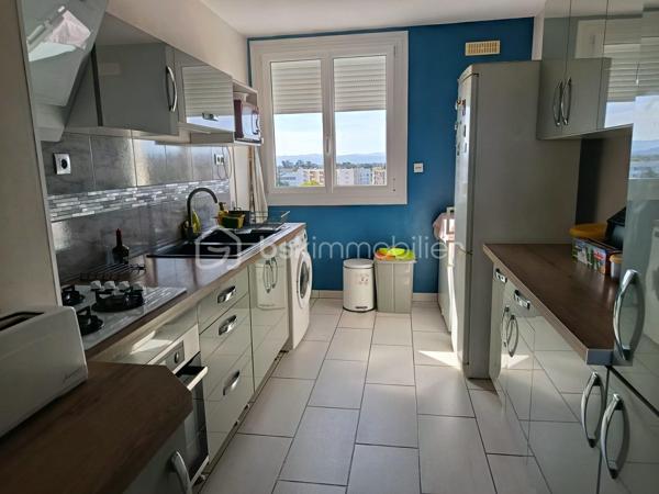 A proximité du centre ville de Romans sur Isère, appartement T4 située au 6 ème étage avec ascenseur
dans une copropriété sécurisée.
L'entrée dessert la pièce de vie de 31 m2 donnant accès au balcon avec une belle vue sur le Vercors.
Cuisine équipée et aménager d'environ 10 m2 changer il y a deux ans et un cellier avec des rangements,
3 chambres de 10 m2, 11 m2 et 10 m2 toutes avec un placard intégrer, un wc, une salle de douche entièrement rénover et un dressing dans le couloir .
Une cave vient compléter ce bien avec une place de parking privative et possibilité de louer un garage.
Système de chauffage au sol collectifs compris dans les charges de copropriétés.