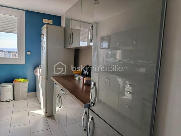 A proximité du centre ville de Romans sur Isère, appartement T4 située au 6 ème étage avec ascenseur
dans une copropriété sécurisée.
L'entrée dessert la pièce de vie de 31 m2 donnant accès au balcon avec une belle vue sur le Vercors.
Cuisine équipée et aménager d'environ 10 m2 changer il y a deux ans et un cellier avec des rangements,
3 chambres de 10 m2, 11 m2 et 10 m2 toutes avec un placard intégrer, un wc, une salle de douche entièrement rénover et un dressing dans le couloir .
Une cave vient compléter ce bien avec une place de parking privative et possibilité de louer un garage.
Système de chauffage au sol collectifs compris dans les charges de copropriétés.