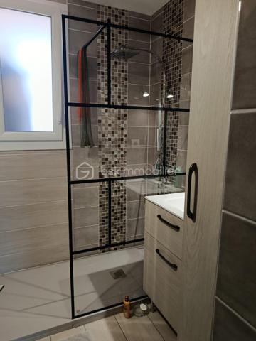A proximité du centre ville de Romans sur Isère, appartement T4 située au 6 ème étage avec ascenseur
dans une copropriété sécurisée.
L'entrée dessert la pièce de vie de 31 m2 donnant accès au balcon avec une belle vue sur le Vercors.
Cuisine équipée et aménager d'environ 10 m2 changer il y a deux ans et un cellier avec des rangements,
3 chambres de 10 m2, 11 m2 et 10 m2 toutes avec un placard intégrer, un wc, une salle de douche entièrement rénover et un dressing dans le couloir .
Une cave vient compléter ce bien avec une place de parking privative et possibilité de louer un garage.
Système de chauffage au sol collectifs compris dans les charges de copropriétés.