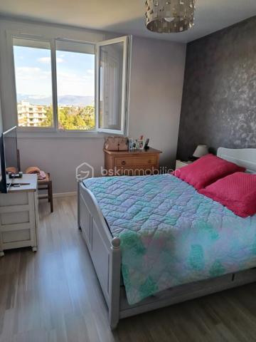 A proximité du centre ville de Romans sur Isère, appartement T4 située au 6 ème étage avec ascenseur
dans une copropriété sécurisée.
L'entrée dessert la pièce de vie de 31 m2 donnant accès au balcon avec une belle vue sur le Vercors.
Cuisine équipée et aménager d'environ 10 m2 changer il y a deux ans et un cellier avec des rangements,
3 chambres de 10 m2, 11 m2 et 10 m2 toutes avec un placard intégrer, un wc, une salle de douche entièrement rénover et un dressing dans le couloir .
Une cave vient compléter ce bien avec une place de parking privative et possibilité de louer un garage.
Système de chauffage au sol collectifs compris dans les charges de copropriétés.