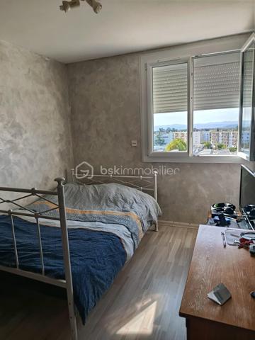 A proximité du centre ville de Romans sur Isère, appartement T4 située au 6 ème étage avec ascenseur
dans une copropriété sécurisée.
L'entrée dessert la pièce de vie de 31 m2 donnant accès au balcon avec une belle vue sur le Vercors.
Cuisine équipée et aménager d'environ 10 m2 changer il y a deux ans et un cellier avec des rangements,
3 chambres de 10 m2, 11 m2 et 10 m2 toutes avec un placard intégrer, un wc, une salle de douche entièrement rénover et un dressing dans le couloir .
Une cave vient compléter ce bien avec une place de parking privative et possibilité de louer un garage.
Système de chauffage au sol collectifs compris dans les charges de copropriétés.