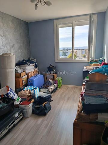 A proximité du centre ville de Romans sur Isère, appartement T4 située au 6 ème étage avec ascenseur
dans une copropriété sécurisée.
L'entrée dessert la pièce de vie de 31 m2 donnant accès au balcon avec une belle vue sur le Vercors.
Cuisine équipée et aménager d'environ 10 m2 changer il y a deux ans et un cellier avec des rangements,
3 chambres de 10 m2, 11 m2 et 10 m2 toutes avec un placard intégrer, un wc, une salle de douche entièrement rénover et un dressing dans le couloir .
Une cave vient compléter ce bien avec une place de parking privative et possibilité de louer un garage.
Système de chauffage au sol collectifs compris dans les charges de copropriétés.