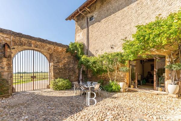 Crémieu, Château 7 Chambres -  500 m² à vendre