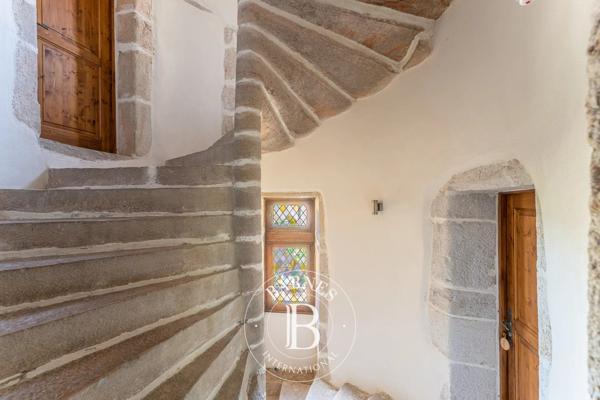 Crémieu, Château 7 Chambres -  500 m² à vendre