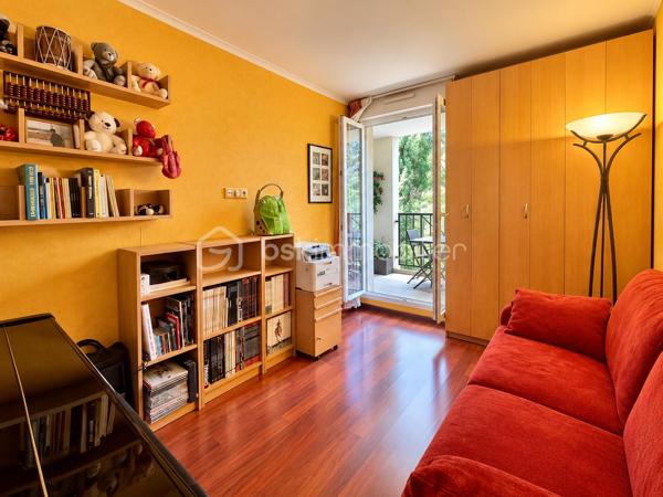 Et si vous aviez l'espace d'une maison… avec le confort d'un appartement ?
C'est au cœur de la résidence recherchée « La Croix Saint-Jacques », dans un environnement sécurisé et verdoyant, que je vous propose de découvrir cet appartement aux volumes particulièrement généreux, situé au 1er étage.
Dès l'entrée, le ton est donné : près de 10 m² d'entrée et de dégagement avant de découvrir une VASTE pièce de réception de plus de 39 m², actuellement organisée en salon et salle à manger. Cette dernière peut aisément retrouver une fonction de chambre supplémentaire selon vos besoins. Le séjour se prolonge par une première loggia d'environ 6 m².
🌿 Mais la vraie surprise se trouve de l'autre côté…
La grande cuisine dînatoire de 10 m², entièrement aménagée et équipée, s'ouvre directement sur une superbe terrasse/loggia filante d'environ 19 m², préservée des regards.
Un véritable espace supplémentaire pour déjeuner, recevoir ou simplement profiter du calme et de l'environnement arboré de la résidence.
Côté nuit, l'appartement propose un agréable espace parental avec dressing, ainsi que deux grandes chambres.
Une salle de bains avec WC, un second WC indépendant et un véritable cellier/buanderie viennent compléter un agencement pensé pour le quotidien d'une famille.
🚗 Et côté pratique, rien n'a été oublié
L'appartement est vendu avec un grand box fermé en sous-sol d'environ 16 m², ainsi qu'une place de stationnement privative extérieure.
Et pour ceux qui recherchent encore davantage d'espace, possibilité d'acquérir en supplément du prix :
→ un second box fermé en sous-sol,
→ ainsi qu'une impressionnante cave bétonnée et sécurisée de plus de 30 m².
Un ensemble particulièrement rare pour un appartement.
📍 UN EMPLACEMENT QUI FACILITE AUSSI LE QUOTIDIEN
Vous profitez du cadre arboré de la résidence tout en restant proche de Melun, des commerces, des services et des transports.
Le secteur de la Croix Saint-Jacques bénéficie notamment de la proximité de la gare de Melun, accessible à pied (compter environ 12 minutes), avec RER D et Transilien R pour rejoindre Paris en trajet direct (25 min / Gare de Lyon)...
Je vous attends pour vous le faire visiter !!
