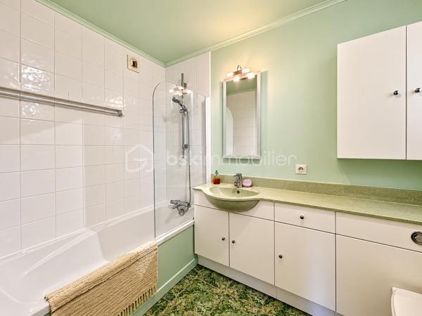 Et si vous aviez l'espace d'une maison… avec le confort d'un appartement ?
C'est au cœur de la résidence recherchée « La Croix Saint-Jacques », dans un environnement sécurisé et verdoyant, que je vous propose de découvrir cet appartement aux volumes particulièrement généreux, situé au 1er étage.
Dès l'entrée, le ton est donné : près de 10 m² d'entrée et de dégagement avant de découvrir une VASTE pièce de réception de plus de 39 m², actuellement organisée en salon et salle à manger. Cette dernière peut aisément retrouver une fonction de chambre supplémentaire selon vos besoins. Le séjour se prolonge par une première loggia d'environ 6 m².
🌿 Mais la vraie surprise se trouve de l'autre côté…
La grande cuisine dînatoire de 10 m², entièrement aménagée et équipée, s'ouvre directement sur une superbe terrasse/loggia filante d'environ 19 m², préservée des regards.
Un véritable espace supplémentaire pour déjeuner, recevoir ou simplement profiter du calme et de l'environnement arboré de la résidence.
Côté nuit, l'appartement propose un agréable espace parental avec dressing, ainsi que deux grandes chambres.
Une salle de bains avec WC, un second WC indépendant et un véritable cellier/buanderie viennent compléter un agencement pensé pour le quotidien d'une famille.
🚗 Et côté pratique, rien n'a été oublié
L'appartement est vendu avec un grand box fermé en sous-sol d'environ 16 m², ainsi qu'une place de stationnement privative extérieure.
Et pour ceux qui recherchent encore davantage d'espace, possibilité d'acquérir en supplément du prix :
→ un second box fermé en sous-sol,
→ ainsi qu'une impressionnante cave bétonnée et sécurisée de plus de 30 m².
Un ensemble particulièrement rare pour un appartement.
📍 UN EMPLACEMENT QUI FACILITE AUSSI LE QUOTIDIEN
Vous profitez du cadre arboré de la résidence tout en restant proche de Melun, des commerces, des services et des transports.
Le secteur de la Croix Saint-Jacques bénéficie notamment de la proximité de la gare de Melun, accessible à pied (compter environ 12 minutes), avec RER D et Transilien R pour rejoindre Paris en trajet direct (25 min / Gare de Lyon)...
Je vous attends pour vous le faire visiter !!