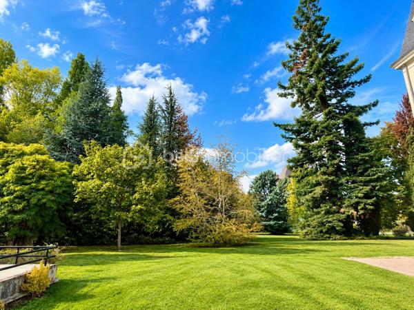 Et si vous aviez l'espace d'une maison… avec le confort d'un appartement ?
C'est au cœur de la résidence recherchée « La Croix Saint-Jacques », dans un environnement sécurisé et verdoyant, que je vous propose de découvrir cet appartement aux volumes particulièrement généreux, situé au 1er étage.
Dès l'entrée, le ton est donné : près de 10 m² d'entrée et de dégagement avant de découvrir une VASTE pièce de réception de plus de 39 m², actuellement organisée en salon et salle à manger. Cette dernière peut aisément retrouver une fonction de chambre supplémentaire selon vos besoins. Le séjour se prolonge par une première loggia d'environ 6 m².
🌿 Mais la vraie surprise se trouve de l'autre côté…
La grande cuisine dînatoire de 10 m², entièrement aménagée et équipée, s'ouvre directement sur une superbe terrasse/loggia filante d'environ 19 m², préservée des regards.
Un véritable espace supplémentaire pour déjeuner, recevoir ou simplement profiter du calme et de l'environnement arboré de la résidence.
Côté nuit, l'appartement propose un agréable espace parental avec dressing, ainsi que deux grandes chambres.
Une salle de bains avec WC, un second WC indépendant et un véritable cellier/buanderie viennent compléter un agencement pensé pour le quotidien d'une famille.
🚗 Et côté pratique, rien n'a été oublié
L'appartement est vendu avec un grand box fermé en sous-sol d'environ 16 m², ainsi qu'une place de stationnement privative extérieure.
Et pour ceux qui recherchent encore davantage d'espace, possibilité d'acquérir en supplément du prix :
→ un second box fermé en sous-sol,
→ ainsi qu'une impressionnante cave bétonnée et sécurisée de plus de 30 m².
Un ensemble particulièrement rare pour un appartement.
📍 UN EMPLACEMENT QUI FACILITE AUSSI LE QUOTIDIEN
Vous profitez du cadre arboré de la résidence tout en restant proche de Melun, des commerces, des services et des transports.
Le secteur de la Croix Saint-Jacques bénéficie notamment de la proximité de la gare de Melun, accessible à pied (compter environ 12 minutes), avec RER D et Transilien R pour rejoindre Paris en trajet direct (25 min / Gare de Lyon)...
Je vous attends pour vous le faire visiter !!