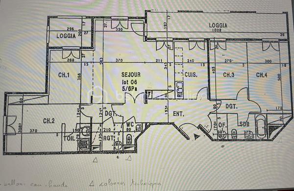 Et si vous aviez l'espace d'une maison… avec le confort d'un appartement ?
C'est au cœur de la résidence recherchée « La Croix Saint-Jacques », dans un environnement sécurisé et verdoyant, que je vous propose de découvrir cet appartement aux volumes particulièrement généreux, situé au 1er étage.
Dès l'entrée, le ton est donné : près de 10 m² d'entrée et de dégagement avant de découvrir une VASTE pièce de réception de plus de 39 m², actuellement organisée en salon et salle à manger. Cette dernière peut aisément retrouver une fonction de chambre supplémentaire selon vos besoins. Le séjour se prolonge par une première loggia d'environ 6 m².
🌿 Mais la vraie surprise se trouve de l'autre côté…
La grande cuisine dînatoire de 10 m², entièrement aménagée et équipée, s'ouvre directement sur une superbe terrasse/loggia filante d'environ 19 m², préservée des regards.
Un véritable espace supplémentaire pour déjeuner, recevoir ou simplement profiter du calme et de l'environnement arboré de la résidence.
Côté nuit, l'appartement propose un agréable espace parental avec dressing, ainsi que deux grandes chambres.
Une salle de bains avec WC, un second WC indépendant et un véritable cellier/buanderie viennent compléter un agencement pensé pour le quotidien d'une famille.
🚗 Et côté pratique, rien n'a été oublié
L'appartement est vendu avec un grand box fermé en sous-sol d'environ 16 m², ainsi qu'une place de stationnement privative extérieure.
Et pour ceux qui recherchent encore davantage d'espace, possibilité d'acquérir en supplément du prix :
→ un second box fermé en sous-sol,
→ ainsi qu'une impressionnante cave bétonnée et sécurisée de plus de 30 m².
Un ensemble particulièrement rare pour un appartement.
📍 UN EMPLACEMENT QUI FACILITE AUSSI LE QUOTIDIEN
Vous profitez du cadre arboré de la résidence tout en restant proche de Melun, des commerces, des services et des transports.
Le secteur de la Croix Saint-Jacques bénéficie notamment de la proximité de la gare de Melun, accessible à pied (compter environ 12 minutes), avec RER D et Transilien R pour rejoindre Paris en trajet direct (25 min / Gare de Lyon)...
Je vous attends pour vous le faire visiter !!