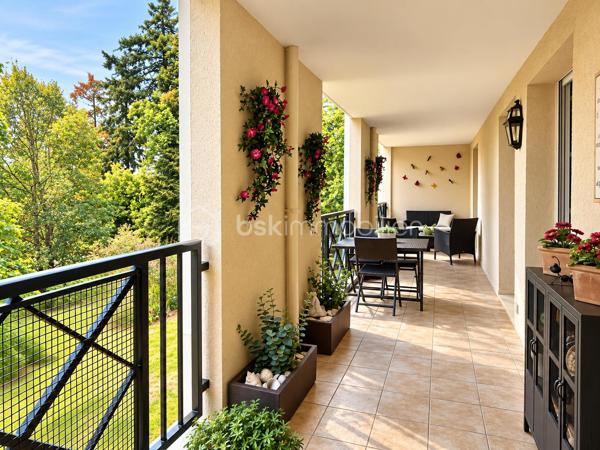 Et si vous aviez l'espace d'une maison… avec le confort d'un appartement ?
C'est au cœur de la résidence recherchée « La Croix Saint-Jacques », dans un environnement sécurisé et verdoyant, que je vous propose de découvrir cet appartement aux volumes particulièrement généreux, situé au 1er étage.
Dès l'entrée, le ton est donné : près de 10 m² d'entrée et de dégagement avant de découvrir une VASTE pièce de réception de plus de 39 m², actuellement organisée en salon et salle à manger. Cette dernière peut aisément retrouver une fonction de chambre supplémentaire selon vos besoins. Le séjour se prolonge par une première loggia d'environ 6 m².
🌿 Mais la vraie surprise se trouve de l'autre côté…
La grande cuisine dînatoire de 10 m², entièrement aménagée et équipée, s'ouvre directement sur une superbe terrasse/loggia filante d'environ 19 m², préservée des regards.
Un véritable espace supplémentaire pour déjeuner, recevoir ou simplement profiter du calme et de l'environnement arboré de la résidence.
Côté nuit, l'appartement propose un agréable espace parental avec dressing, ainsi que deux grandes chambres.
Une salle de bains avec WC, un second WC indépendant et un véritable cellier/buanderie viennent compléter un agencement pensé pour le quotidien d'une famille.
🚗 Et côté pratique, rien n'a été oublié
L'appartement est vendu avec un grand box fermé en sous-sol d'environ 16 m², ainsi qu'une place de stationnement privative extérieure.
Et pour ceux qui recherchent encore davantage d'espace, possibilité d'acquérir en supplément du prix :
→ un second box fermé en sous-sol,
→ ainsi qu'une impressionnante cave bétonnée et sécurisée de plus de 30 m².
Un ensemble particulièrement rare pour un appartement.
📍 UN EMPLACEMENT QUI FACILITE AUSSI LE QUOTIDIEN
Vous profitez du cadre arboré de la résidence tout en restant proche de Melun, des commerces, des services et des transports.
Le secteur de la Croix Saint-Jacques bénéficie notamment de la proximité de la gare de Melun, accessible à pied (compter environ 12 minutes), avec RER D et Transilien R pour rejoindre Paris en trajet direct (25 min / Gare de Lyon)...
Je vous attends pour vous le faire visiter !!