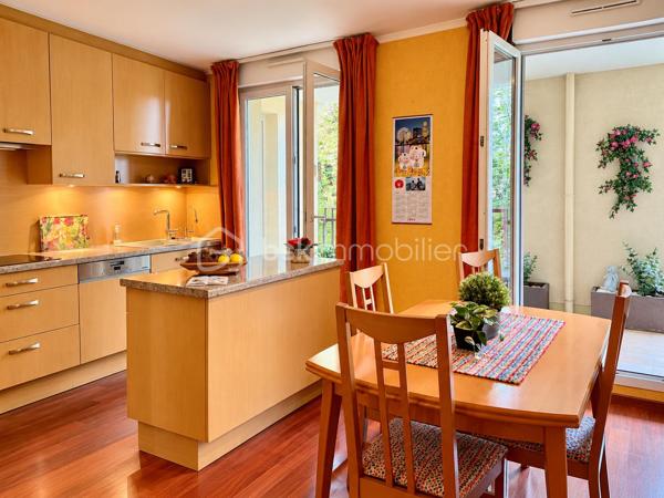 Et si vous aviez l'espace d'une maison… avec le confort d'un appartement ?
C'est au cœur de la résidence recherchée « La Croix Saint-Jacques », dans un environnement sécurisé et verdoyant, que je vous propose de découvrir cet appartement aux volumes particulièrement généreux, situé au 1er étage.
Dès l'entrée, le ton est donné : près de 10 m² d'entrée et de dégagement avant de découvrir une VASTE pièce de réception de plus de 39 m², actuellement organisée en salon et salle à manger. Cette dernière peut aisément retrouver une fonction de chambre supplémentaire selon vos besoins. Le séjour se prolonge par une première loggia d'environ 6 m².
🌿 Mais la vraie surprise se trouve de l'autre côté…
La grande cuisine dînatoire de 10 m², entièrement aménagée et équipée, s'ouvre directement sur une superbe terrasse/loggia filante d'environ 19 m², préservée des regards.
Un véritable espace supplémentaire pour déjeuner, recevoir ou simplement profiter du calme et de l'environnement arboré de la résidence.
Côté nuit, l'appartement propose un agréable espace parental avec dressing, ainsi que deux grandes chambres.
Une salle de bains avec WC, un second WC indépendant et un véritable cellier/buanderie viennent compléter un agencement pensé pour le quotidien d'une famille.
🚗 Et côté pratique, rien n'a été oublié
L'appartement est vendu avec un grand box fermé en sous-sol d'environ 16 m², ainsi qu'une place de stationnement privative extérieure.
Et pour ceux qui recherchent encore davantage d'espace, possibilité d'acquérir en supplément du prix :
→ un second box fermé en sous-sol,
→ ainsi qu'une impressionnante cave bétonnée et sécurisée de plus de 30 m².
Un ensemble particulièrement rare pour un appartement.
📍 UN EMPLACEMENT QUI FACILITE AUSSI LE QUOTIDIEN
Vous profitez du cadre arboré de la résidence tout en restant proche de Melun, des commerces, des services et des transports.
Le secteur de la Croix Saint-Jacques bénéficie notamment de la proximité de la gare de Melun, accessible à pied (compter environ 12 minutes), avec RER D et Transilien R pour rejoindre Paris en trajet direct (25 min / Gare de Lyon)...
Je vous attends pour vous le faire visiter !!