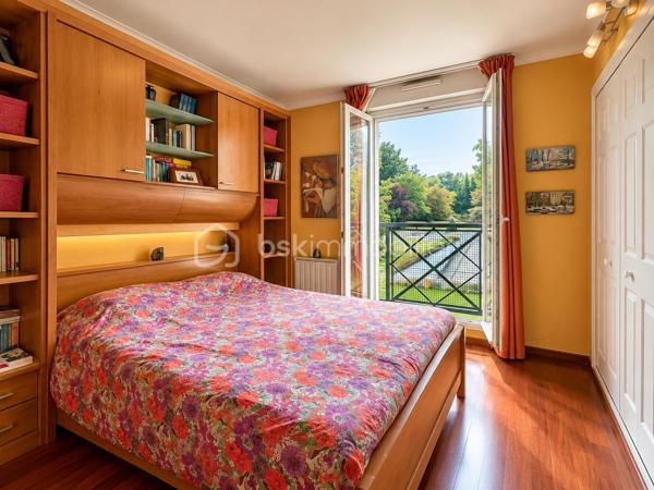 Et si vous aviez l'espace d'une maison… avec le confort d'un appartement ?
C'est au cœur de la résidence recherchée « La Croix Saint-Jacques », dans un environnement sécurisé et verdoyant, que je vous propose de découvrir cet appartement aux volumes particulièrement généreux, situé au 1er étage.
Dès l'entrée, le ton est donné : près de 10 m² d'entrée et de dégagement avant de découvrir une VASTE pièce de réception de plus de 39 m², actuellement organisée en salon et salle à manger. Cette dernière peut aisément retrouver une fonction de chambre supplémentaire selon vos besoins. Le séjour se prolonge par une première loggia d'environ 6 m².
🌿 Mais la vraie surprise se trouve de l'autre côté…
La grande cuisine dînatoire de 10 m², entièrement aménagée et équipée, s'ouvre directement sur une superbe terrasse/loggia filante d'environ 19 m², préservée des regards.
Un véritable espace supplémentaire pour déjeuner, recevoir ou simplement profiter du calme et de l'environnement arboré de la résidence.
Côté nuit, l'appartement propose un agréable espace parental avec dressing, ainsi que deux grandes chambres.
Une salle de bains avec WC, un second WC indépendant et un véritable cellier/buanderie viennent compléter un agencement pensé pour le quotidien d'une famille.
🚗 Et côté pratique, rien n'a été oublié
L'appartement est vendu avec un grand box fermé en sous-sol d'environ 16 m², ainsi qu'une place de stationnement privative extérieure.
Et pour ceux qui recherchent encore davantage d'espace, possibilité d'acquérir en supplément du prix :
→ un second box fermé en sous-sol,
→ ainsi qu'une impressionnante cave bétonnée et sécurisée de plus de 30 m².
Un ensemble particulièrement rare pour un appartement.
📍 UN EMPLACEMENT QUI FACILITE AUSSI LE QUOTIDIEN
Vous profitez du cadre arboré de la résidence tout en restant proche de Melun, des commerces, des services et des transports.
Le secteur de la Croix Saint-Jacques bénéficie notamment de la proximité de la gare de Melun, accessible à pied (compter environ 12 minutes), avec RER D et Transilien R pour rejoindre Paris en trajet direct (25 min / Gare de Lyon)...
Je vous attends pour vous le faire visiter !!