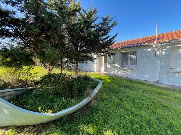 Maison entièrement à rénover dans le centre de St Hilaire