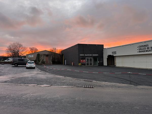 À LOUER - BÂTIMENT D'ACTIVITÉ 655 m² - ACCÈS ROCADÉ - PARKING -