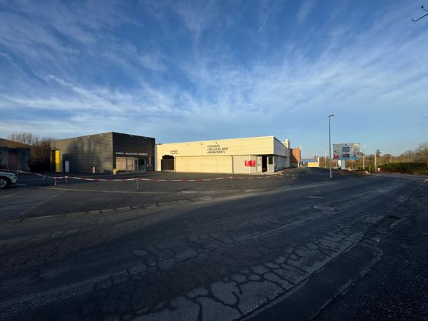 À LOUER - BÂTIMENT D'ACTIVITÉ 655 m² - ACCÈS ROCADÉ - PARKING -