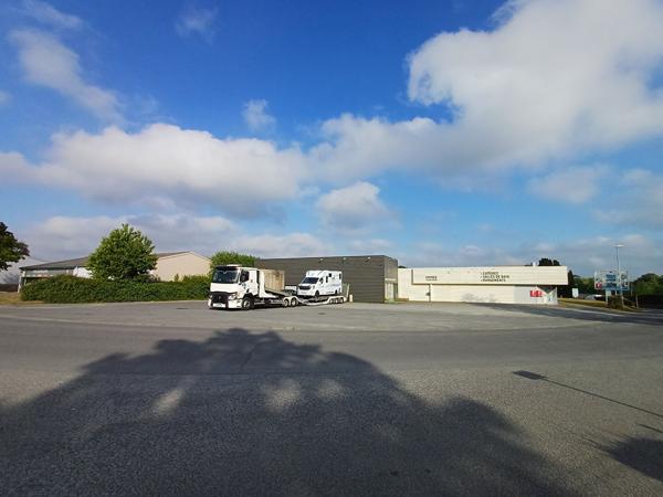 À LOUER - BÂTIMENT D'ACTIVITÉ 655 m² - ACCÈS ROCADÉ - PARKING -