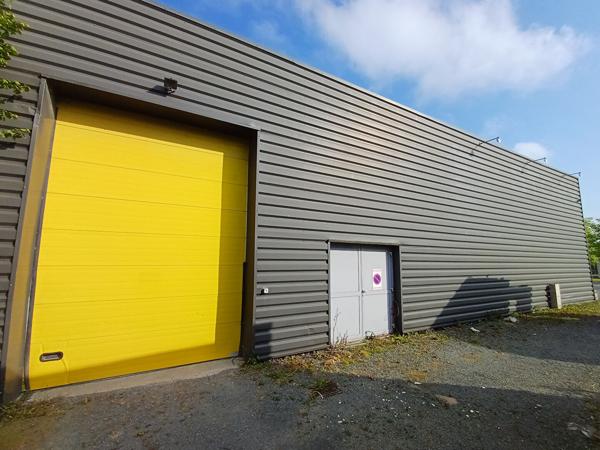 À LOUER - BÂTIMENT D'ACTIVITÉ 655 m² - ACCÈS ROCADÉ - PARKING -