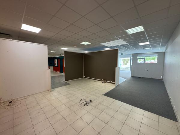 À LOUER - BÂTIMENT D'ACTIVITÉ 655 m² - ACCÈS ROCADÉ - PARKING -