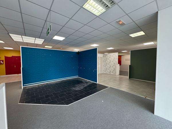 À LOUER - BÂTIMENT D'ACTIVITÉ 655 m² - ACCÈS ROCADÉ - PARKING -