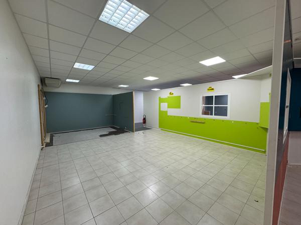 À LOUER - BÂTIMENT D'ACTIVITÉ 655 m² - ACCÈS ROCADÉ - PARKING -