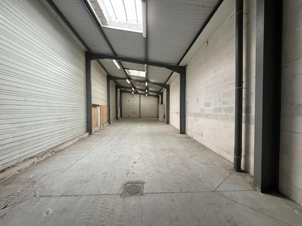 À LOUER - BÂTIMENT D'ACTIVITÉ 655 m² - ACCÈS ROCADÉ - PARKING -
