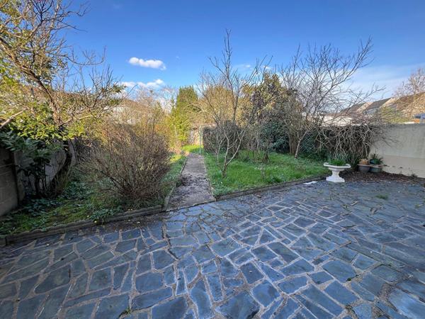 Rte de Paris - Maison ancienne à ré-aménager. Cinq chambres, jardin, garage et dépendance. Bcp de possibilités.