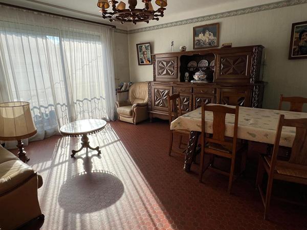 Rte de Paris - Maison ancienne à ré-aménager. Cinq chambres, jardin, garage et dépendance. Bcp de possibilités.