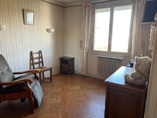 Rte de Paris - Maison ancienne à ré-aménager. Cinq chambres, jardin, garage et dépendance. Bcp de possibilités.