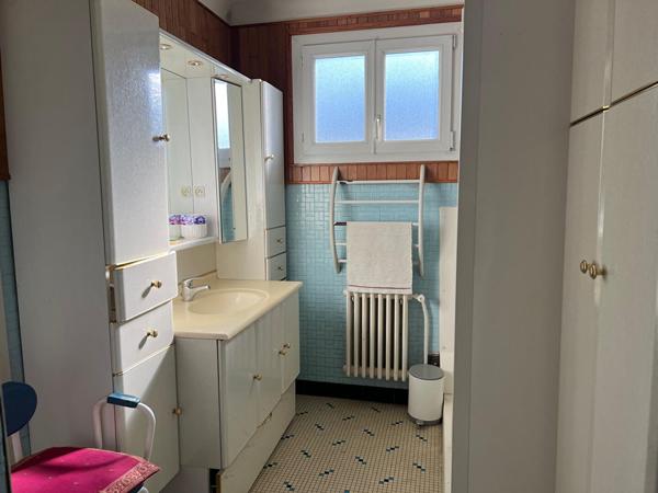 Rte de Paris - Maison ancienne à ré-aménager. Cinq chambres, jardin, garage et dépendance. Bcp de possibilités.