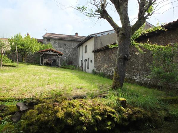 Spacieuse maison de village pleine de caractère et de potentiel